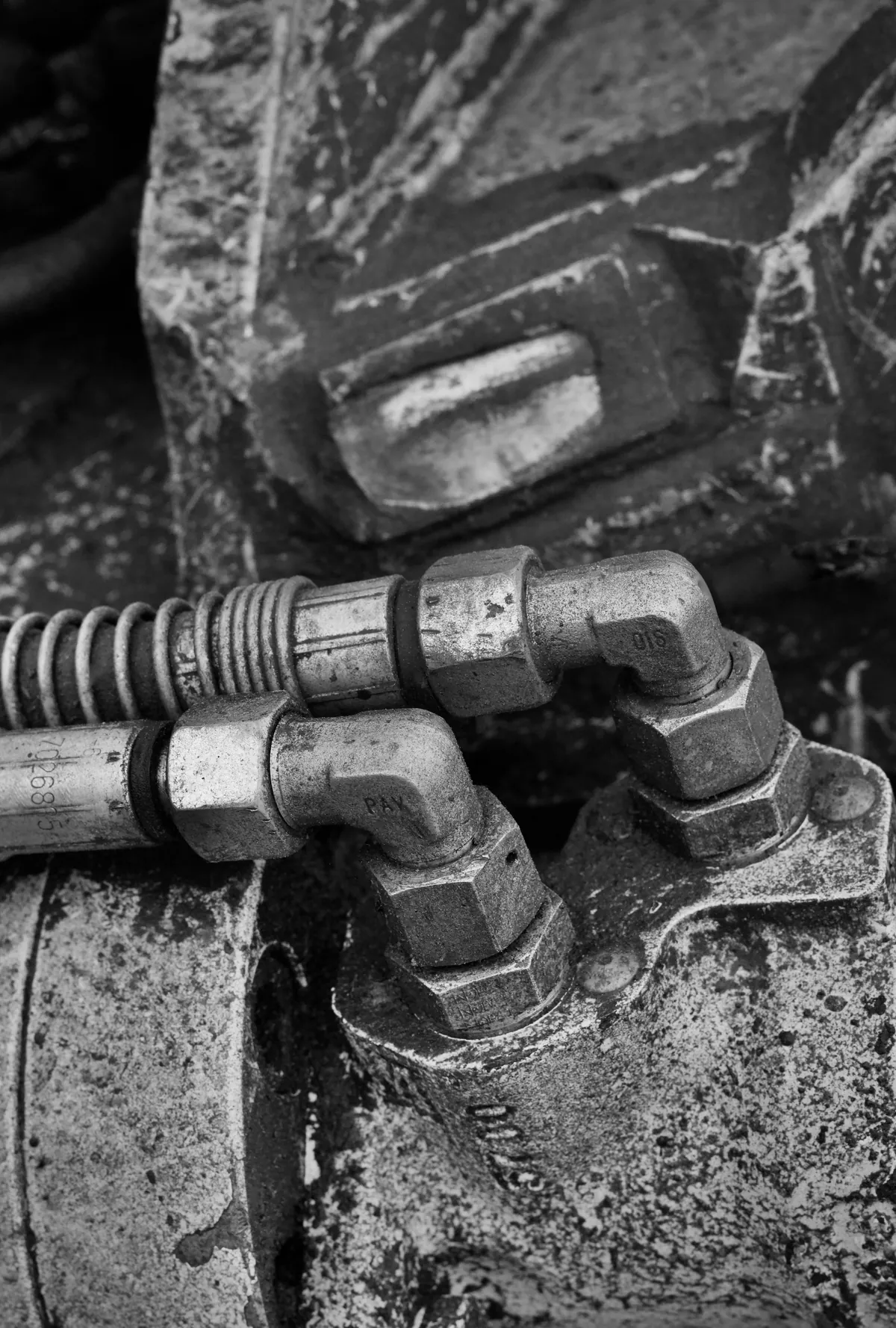 Conexiones hidráulicas industriales en blanco y negro