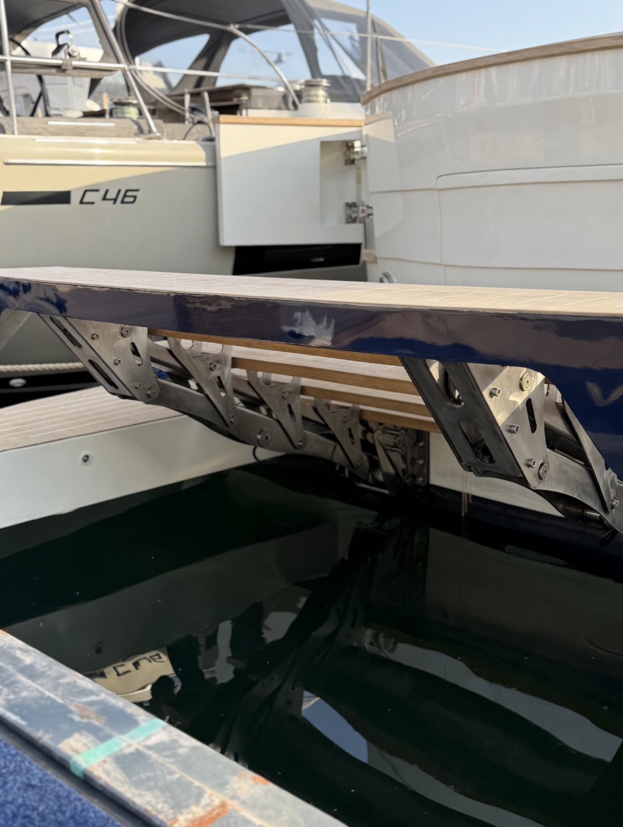Detalle de plataforma extensible instalada en yate de recreo